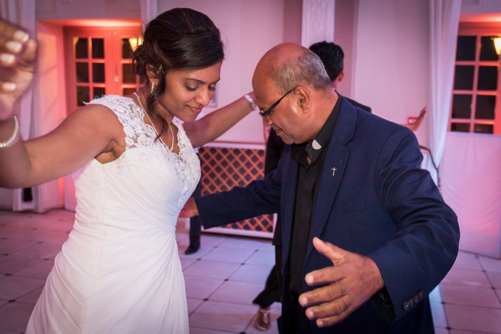 Danse de la mariée avec le prêtre