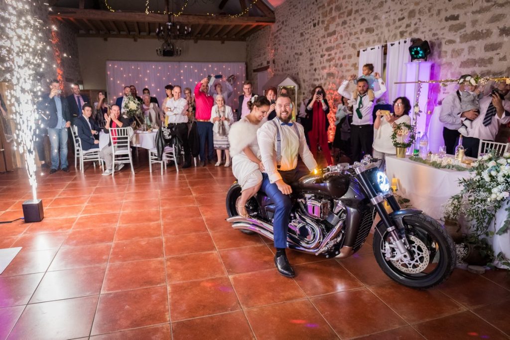 L'arrivée des mariées sur une énorme moto