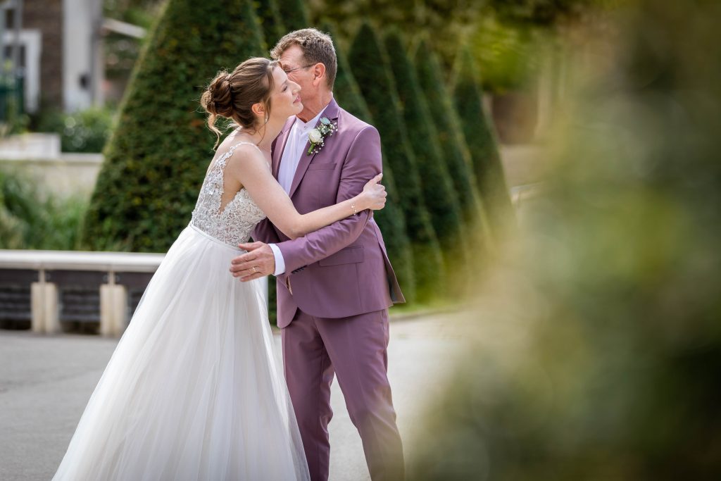 Instant d’émotion capturé pendant une cérémonie de mariage