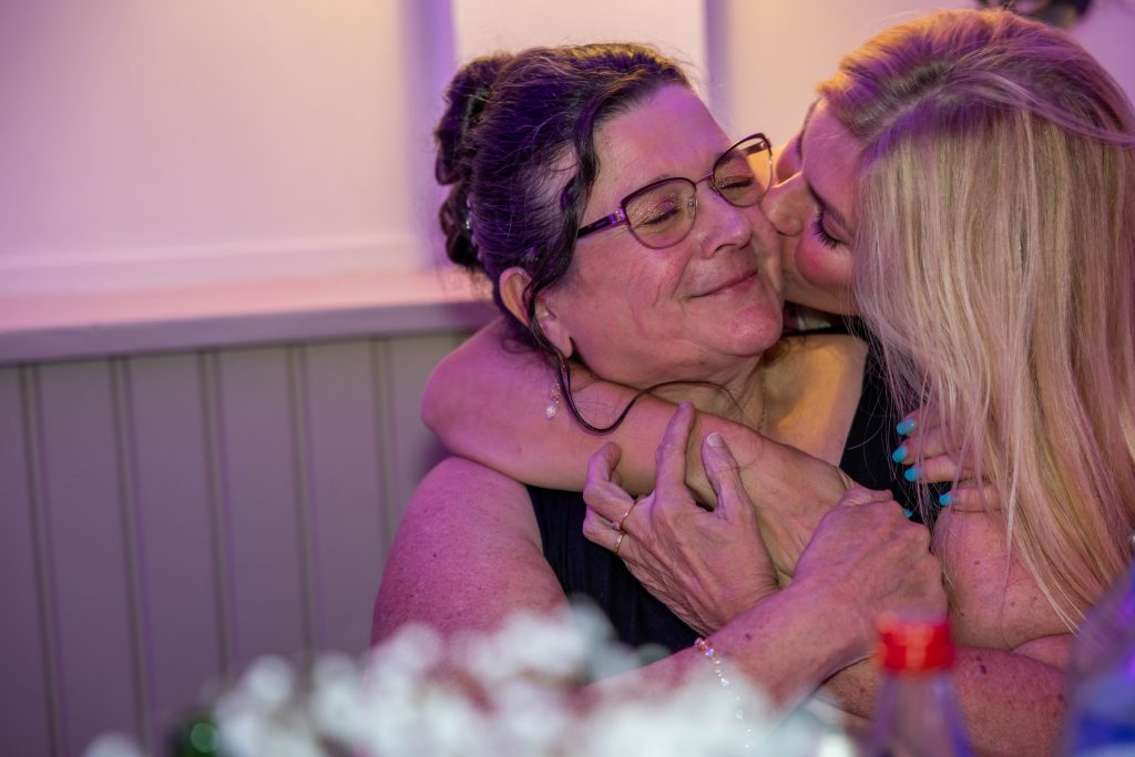 Moments spontanés et rires entre les invités du mariage