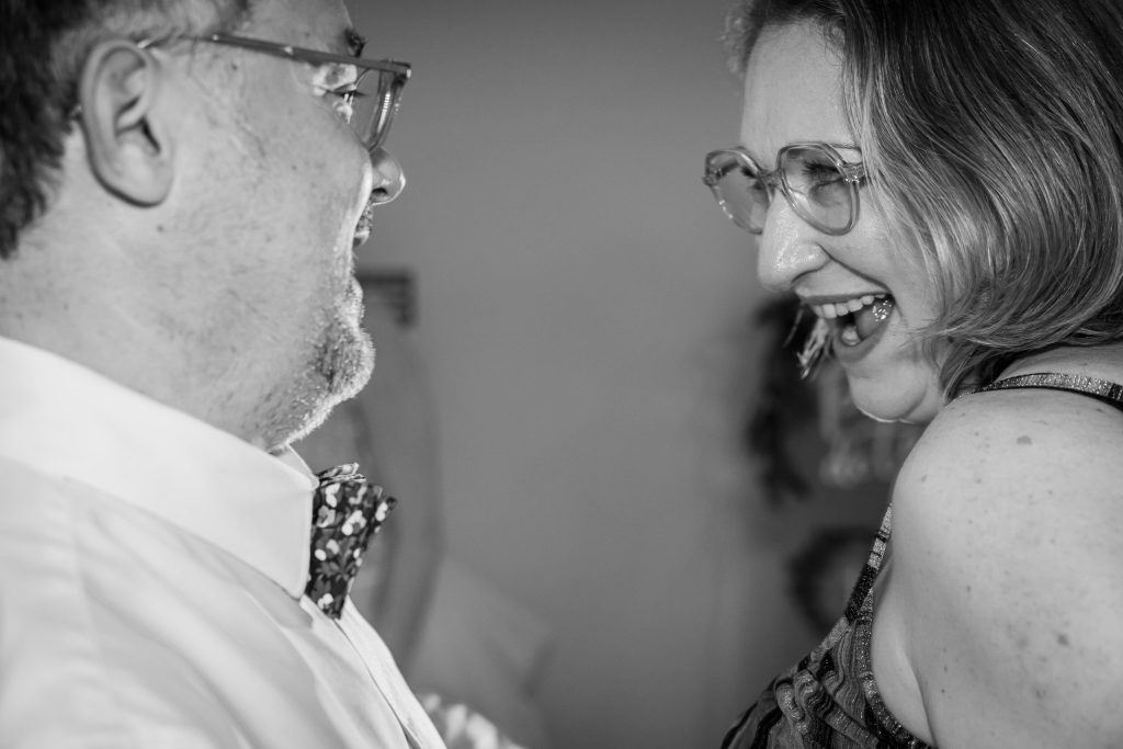 Ambiance chaleureuse et festive pendant la soirée de mariage