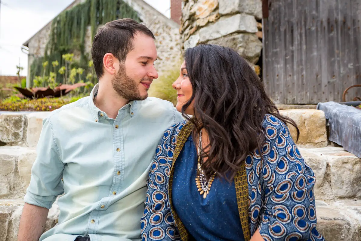 Couple complice lors d'une séance d'engagement