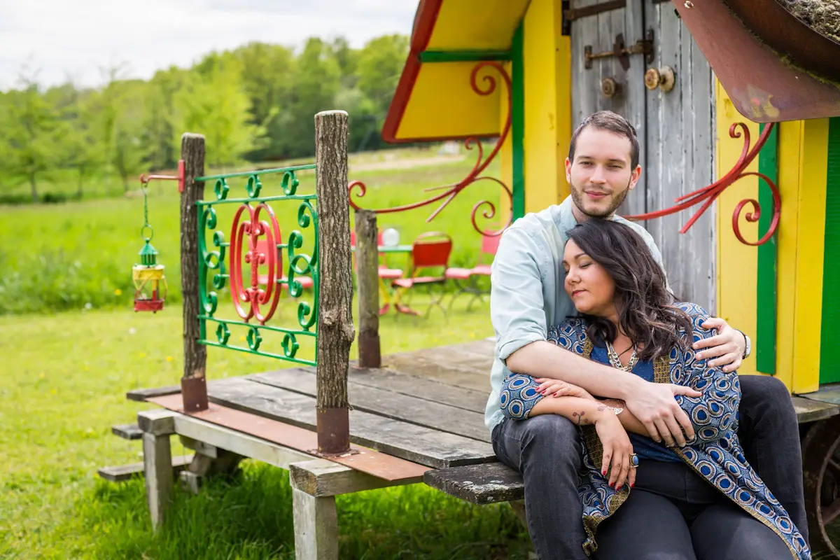 Complicité du couple lors de leur séance d'engagement