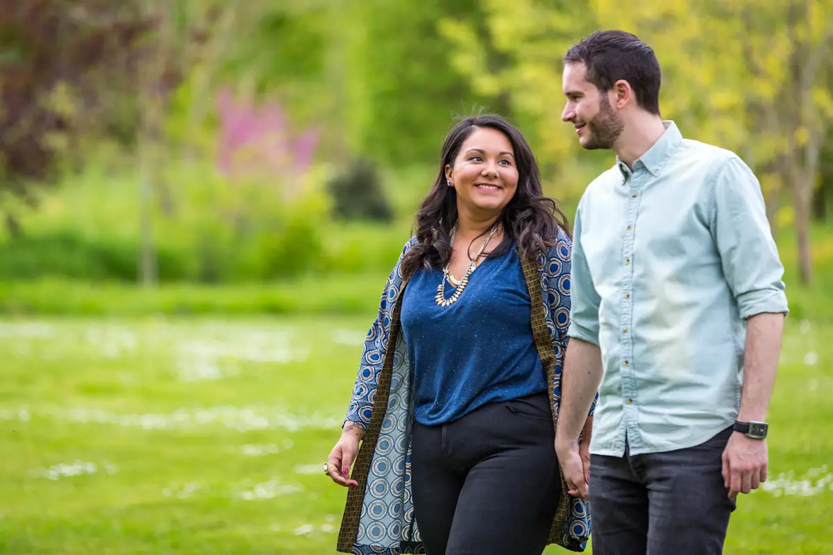 Douceur et amour lors d'une balade en parc