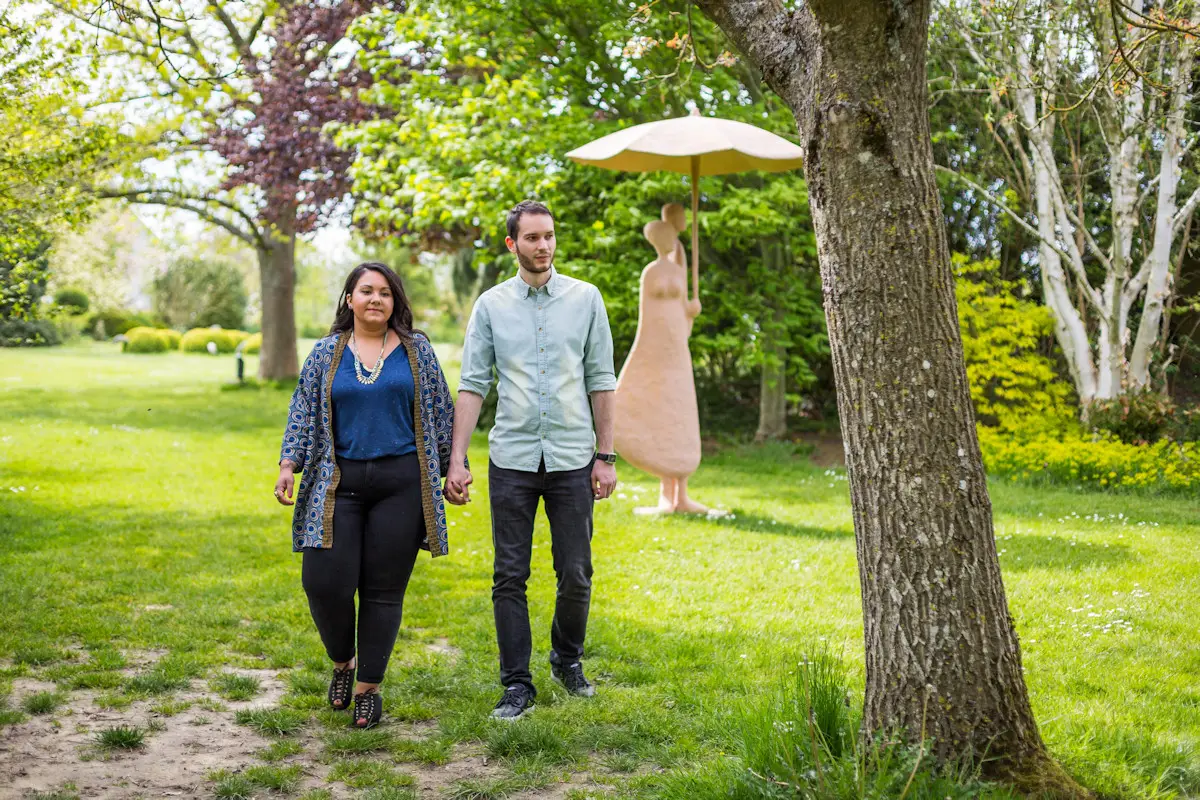 Regard complice entre futurs mariés