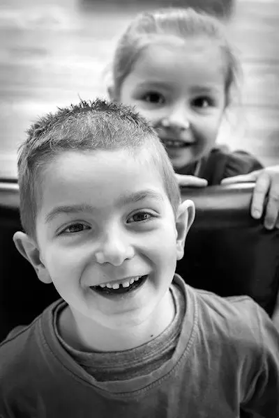 Joie et éclats de rire capturés en famille