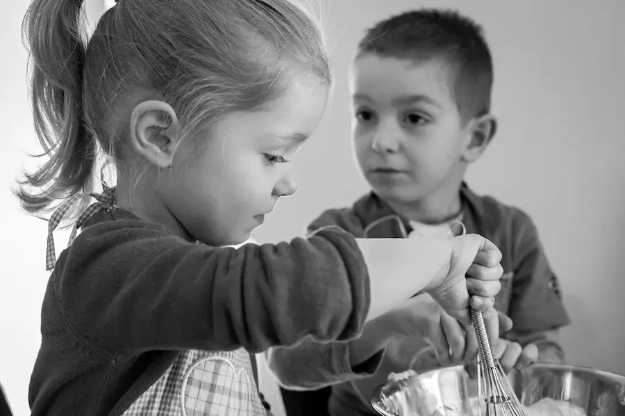 Émotions et sourires partagés au sein d'une famille