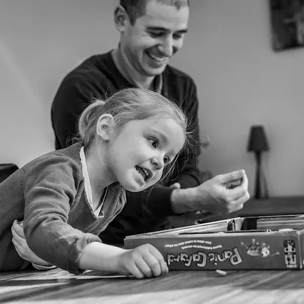 Un moment de douceur entre parents et enfants