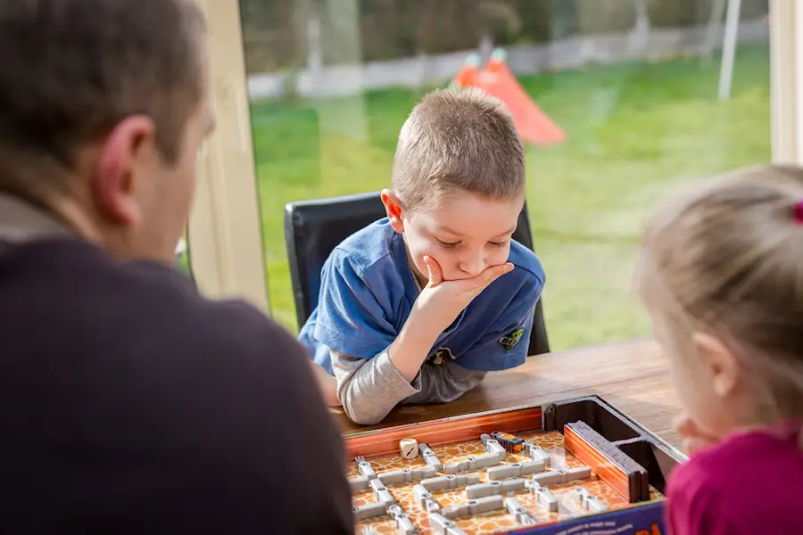 Scène de jeu et de rires en famille