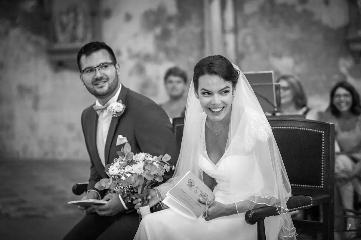 Échange de regards amoureux entre les mariés