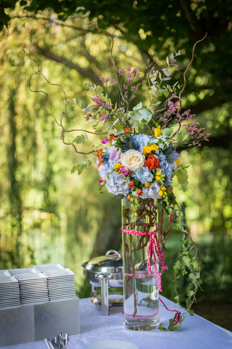 Bouquet de fleurs champêtre posé sur une table de mariage