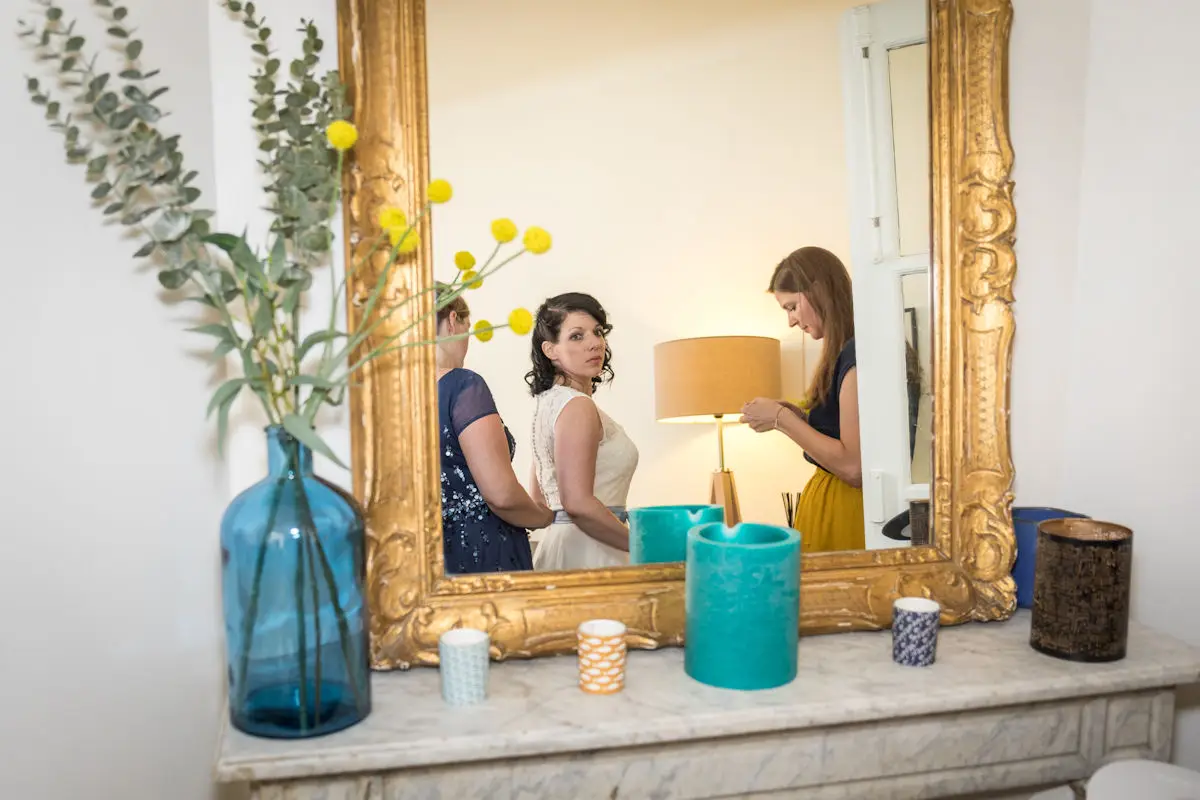 Préparatifs de la mariée, maquillage et coiffure avant la cérémonie
