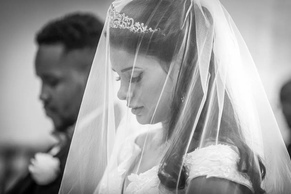 La mariée sous son voile avant son entrée dans l'église