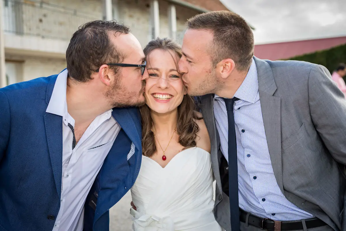 Tendre baiser échangé entre les jeunes époux