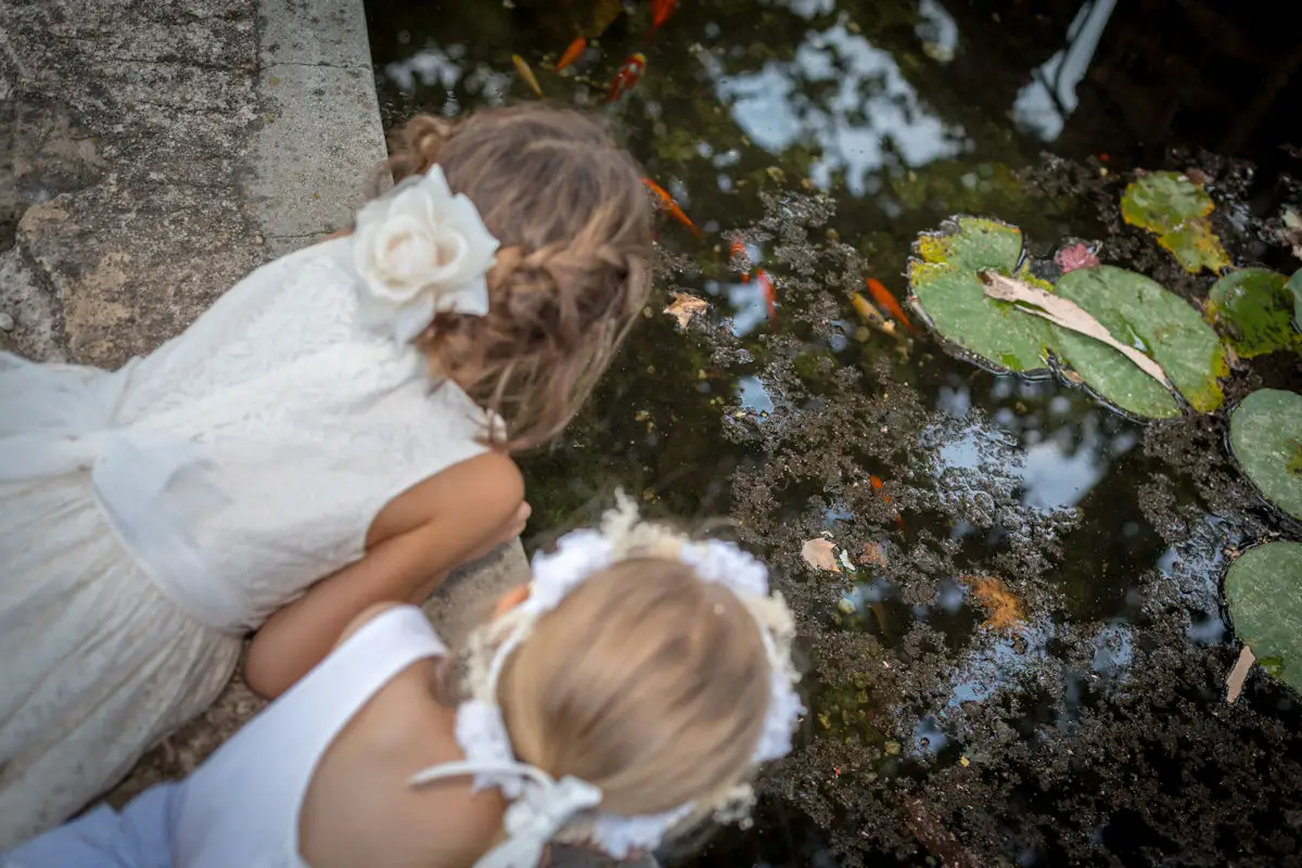 Demoiselles d'honneur accompagnant la mariée