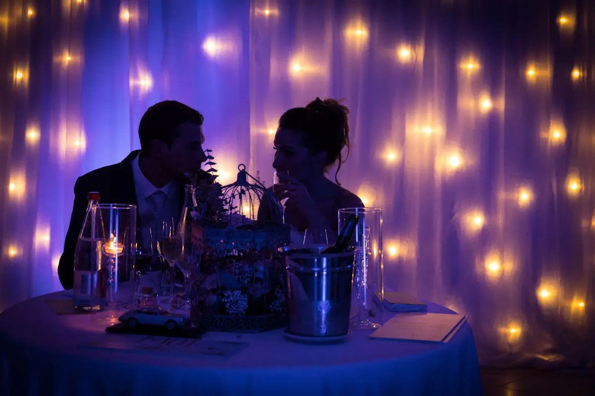 Les mariés savourant leur repas de noces