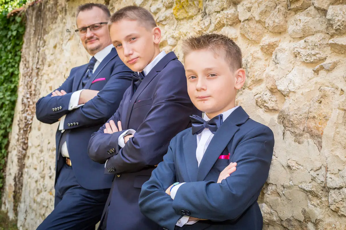 Le marié partage un moment complice avec ses fils