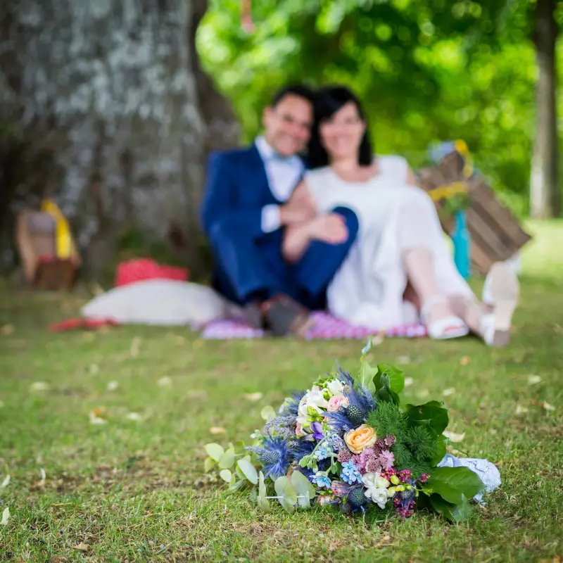 Gros plan sur le bouquet de la mariée