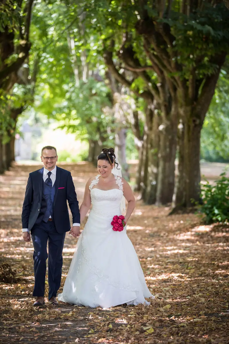 Balade romantique des mariés en sous-bois