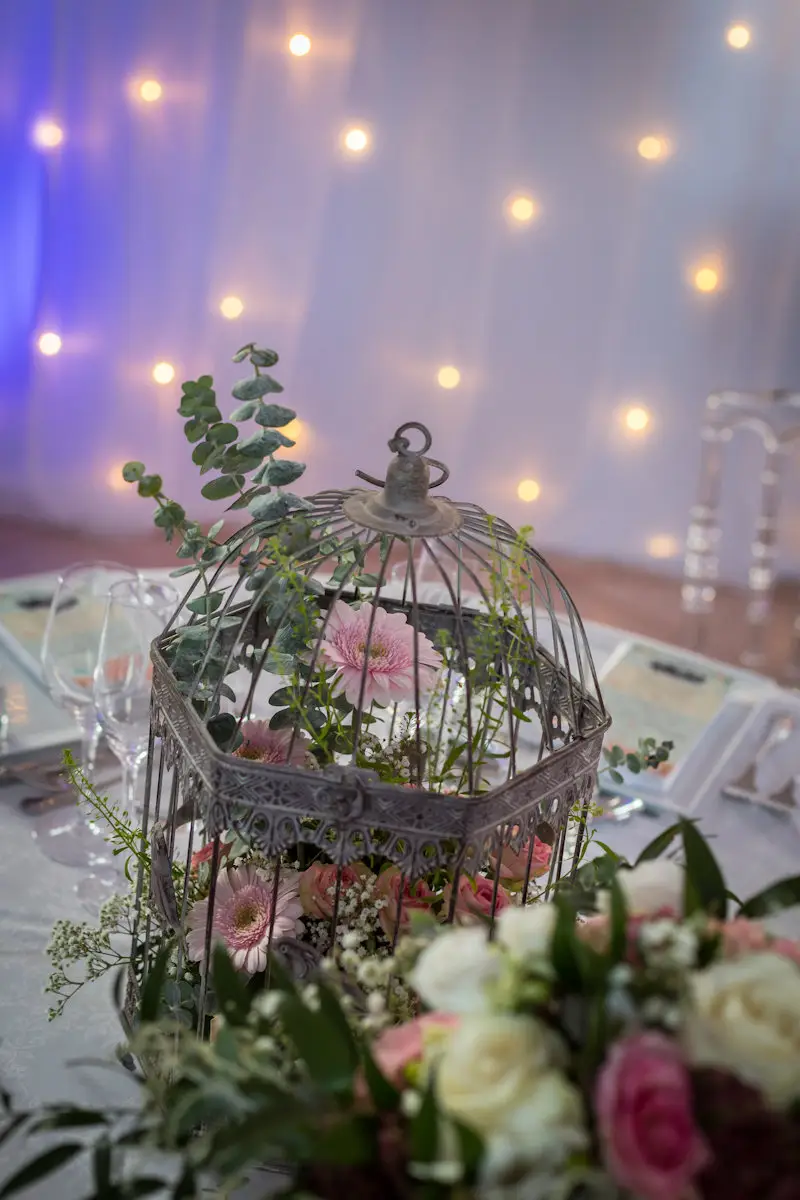 Centre de table élégant décoré pour le mariage