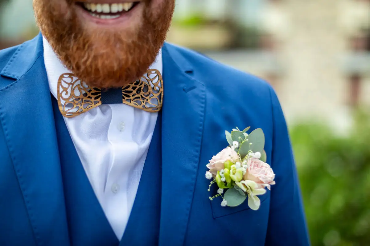 Détail raffiné sur le costume du marié