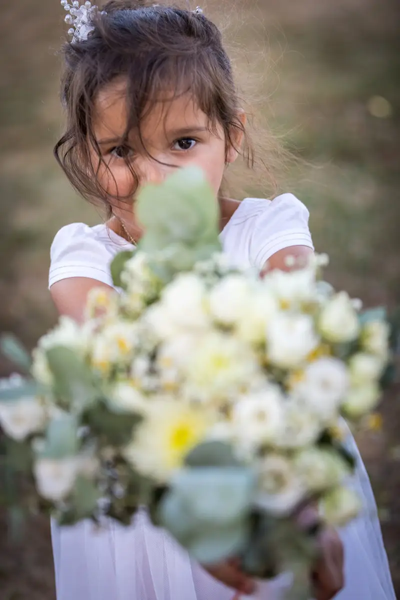 Demoiselle d'honneur tenant son bouquet