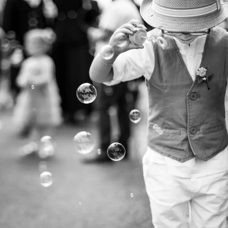 Jeune garçon s'amusant avec des bulles de savon