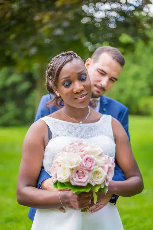 Portrait romantique des jeunes mariés