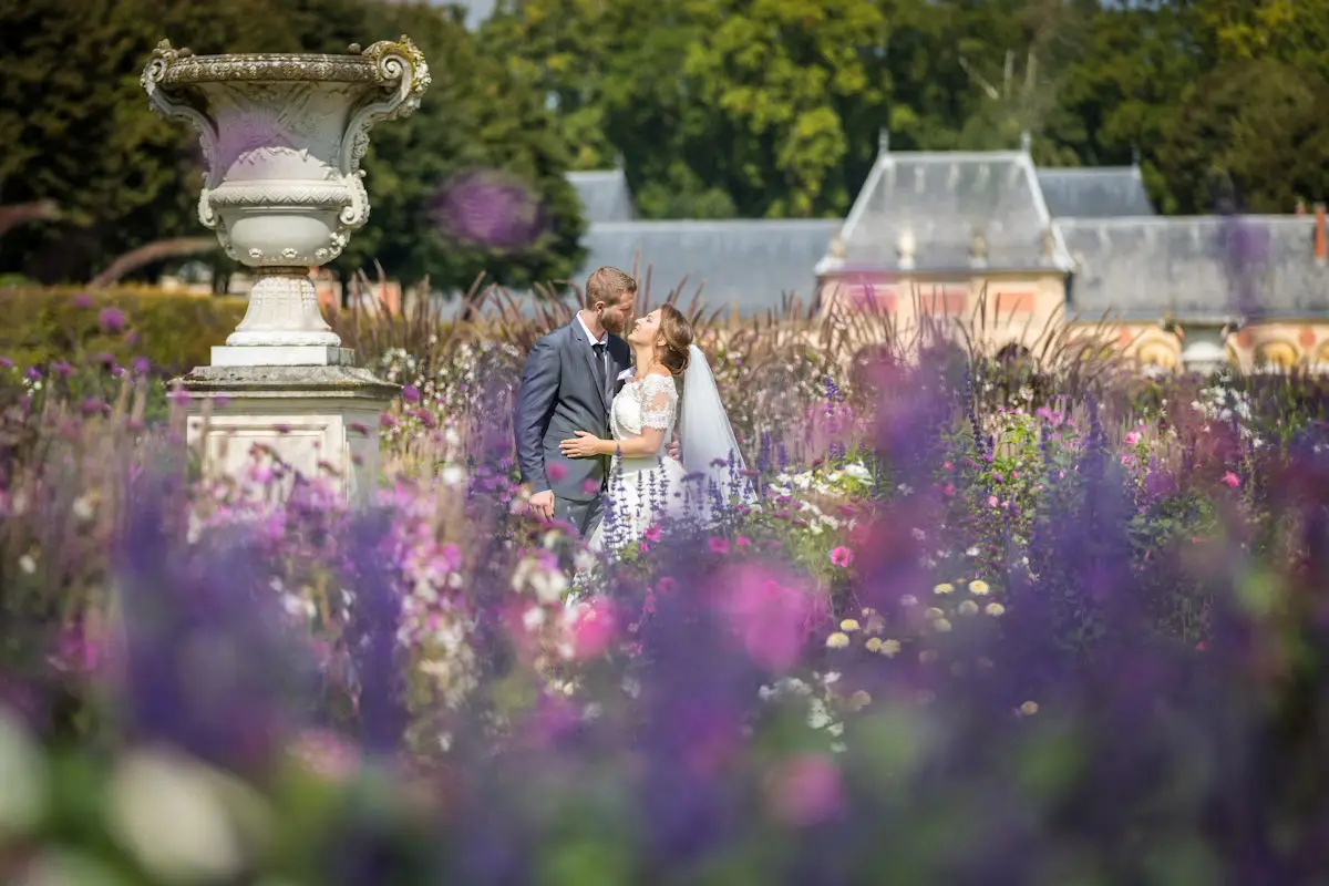 Mariée entourée de fleurs colorées