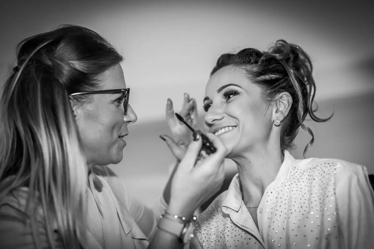 Sourire éclatant de la mariée pleine de joie