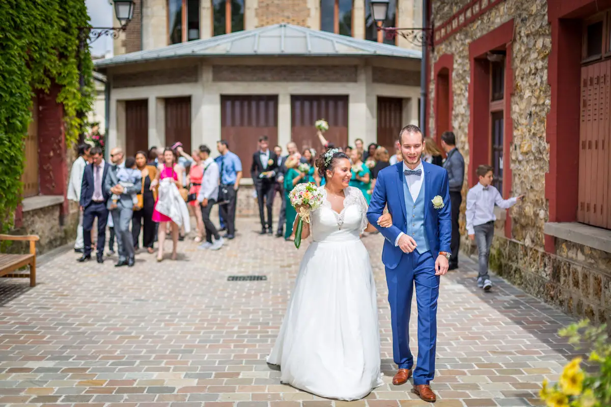Les invités suivant les mariés