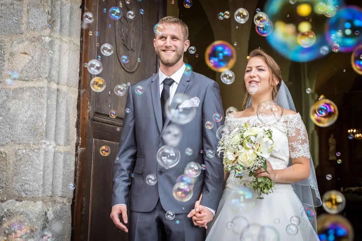 la sortie de l'église sous les bulles