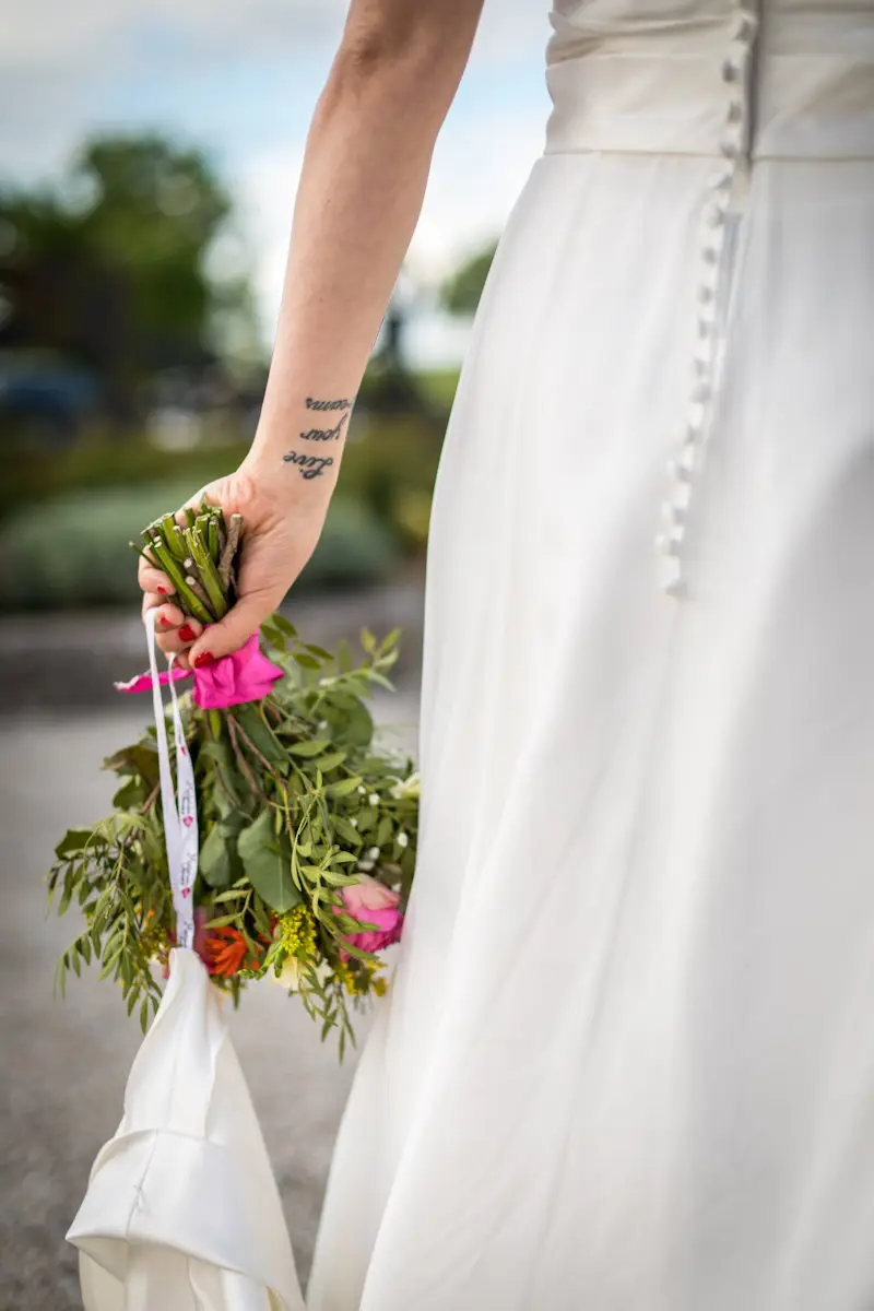 Tatouage artistique de la mariée mis en valeur