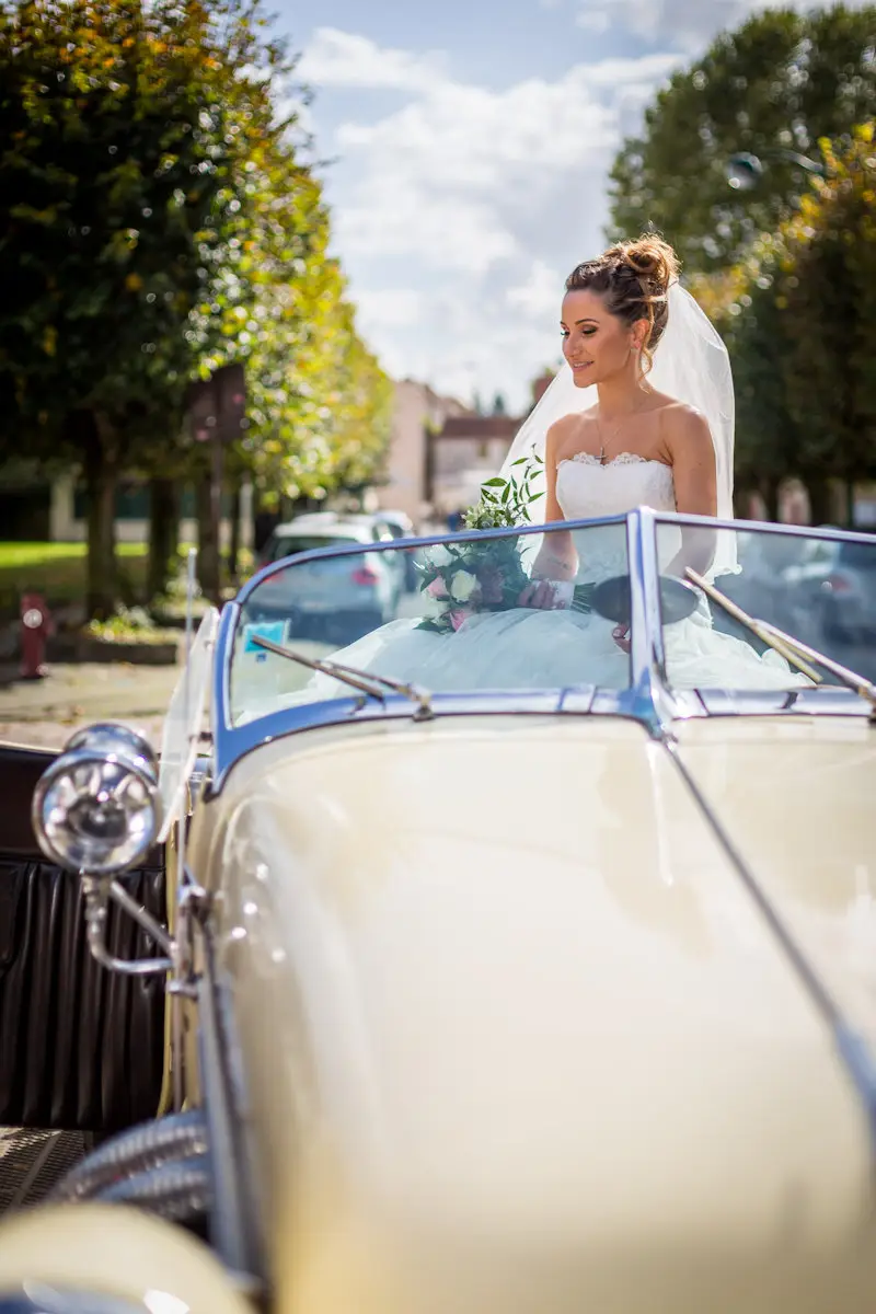 la mariée et la voiture de collection