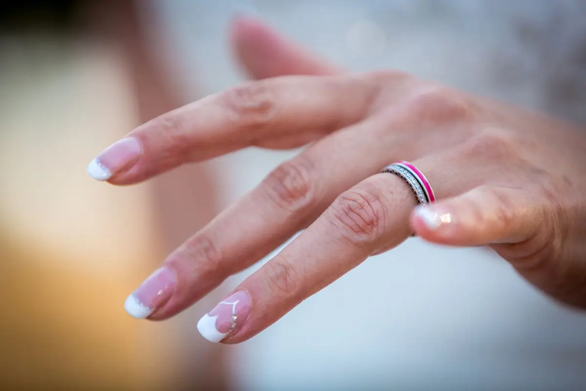 Main délicate de la mariée sur son bouquet