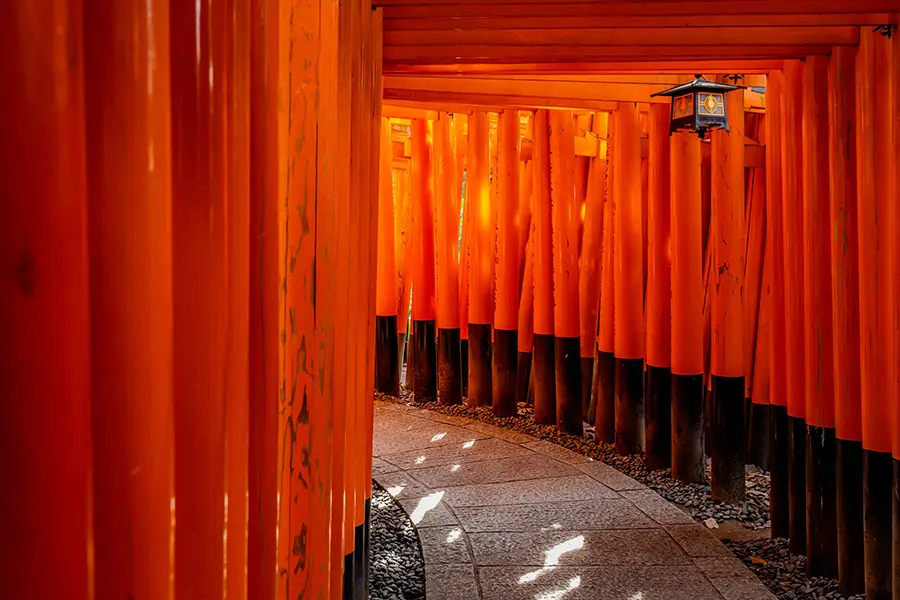 Allée de torii rouges à Fushimi Inari-taisha, Kyoto, Japon