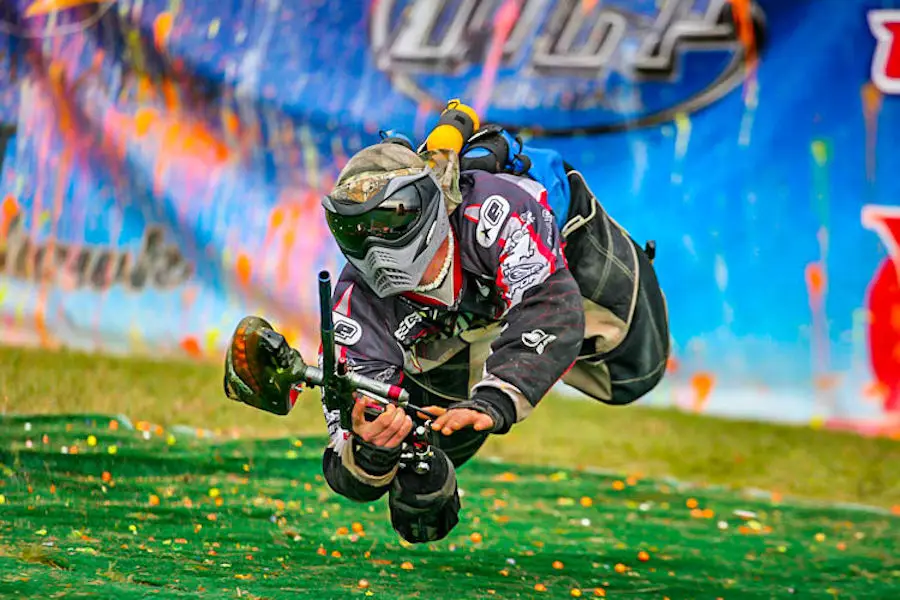 Joueur de paintball plongeant en pleine action