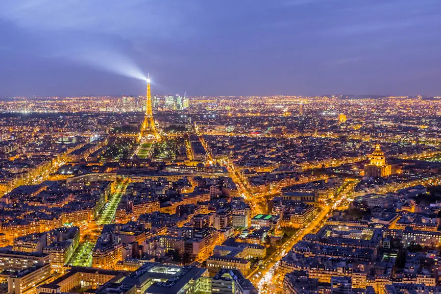 Tour Eiffel illuminée de nuit à Paris, France