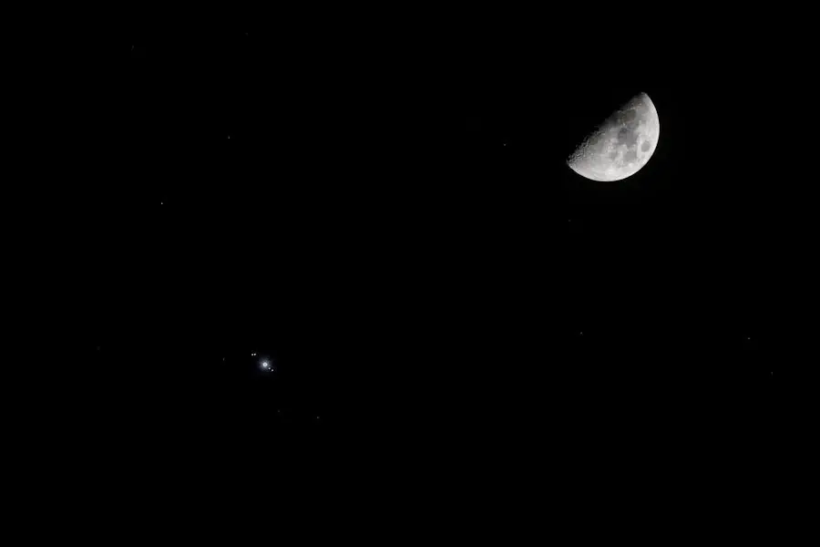 Conjonction entre la Lune et Jupiter dans le ciel nocturne